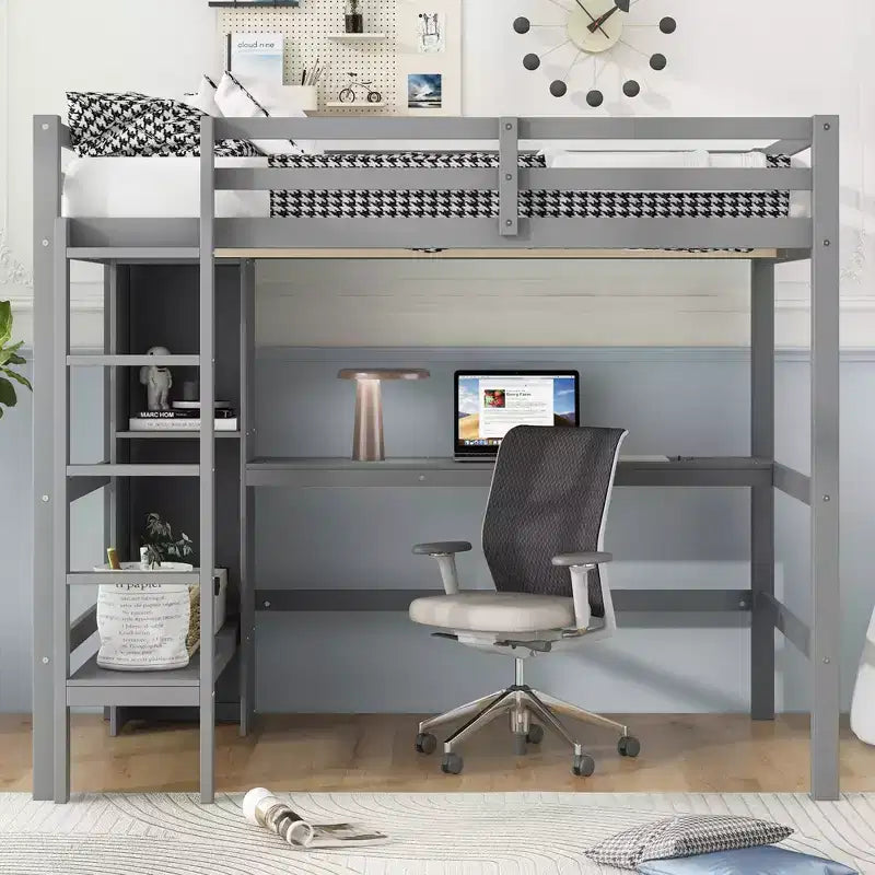 Lit mezzanine pleine grandeur en pin et MDF avec bureau et étagères, 67,5"H x 78,9"L x 57"P