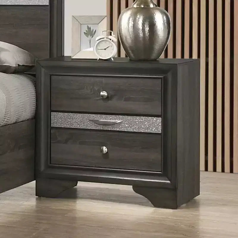 Table de chevet contemporaine 1 pièce, finition grise, accents argentés, tiroir à bijoux caché, bouton rond en nickel, meuble de chambre.