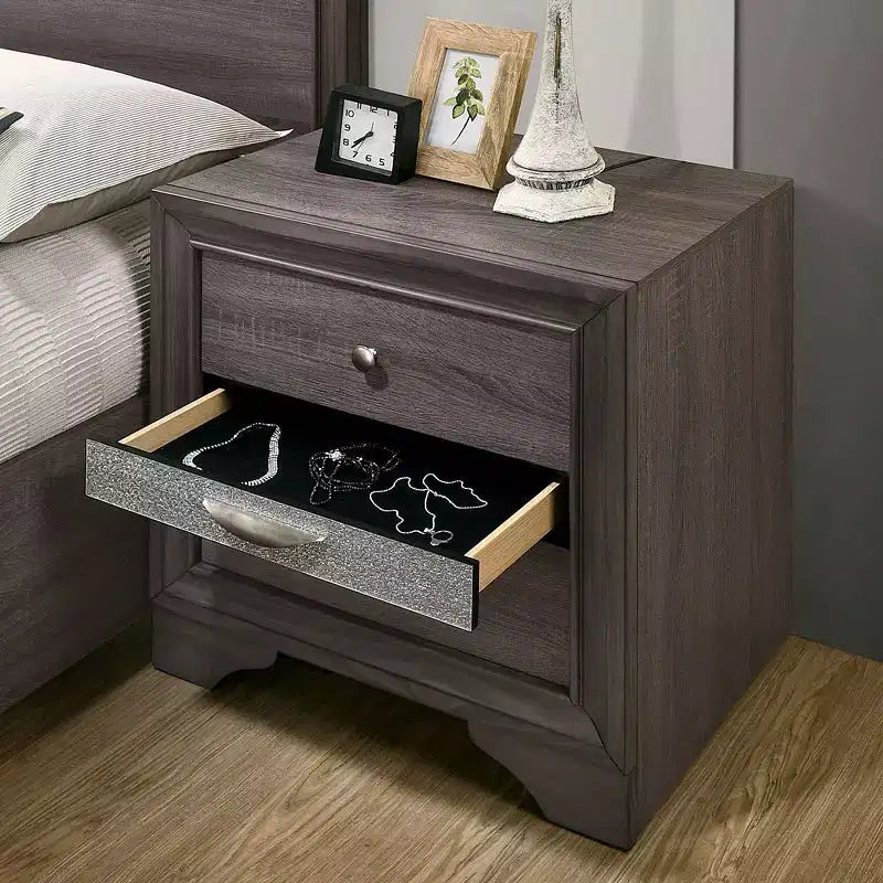 Table de chevet contemporaine 1 pièce, finition grise, accents argentés, tiroir à bijoux caché, bouton rond en nickel, meuble de chambre.