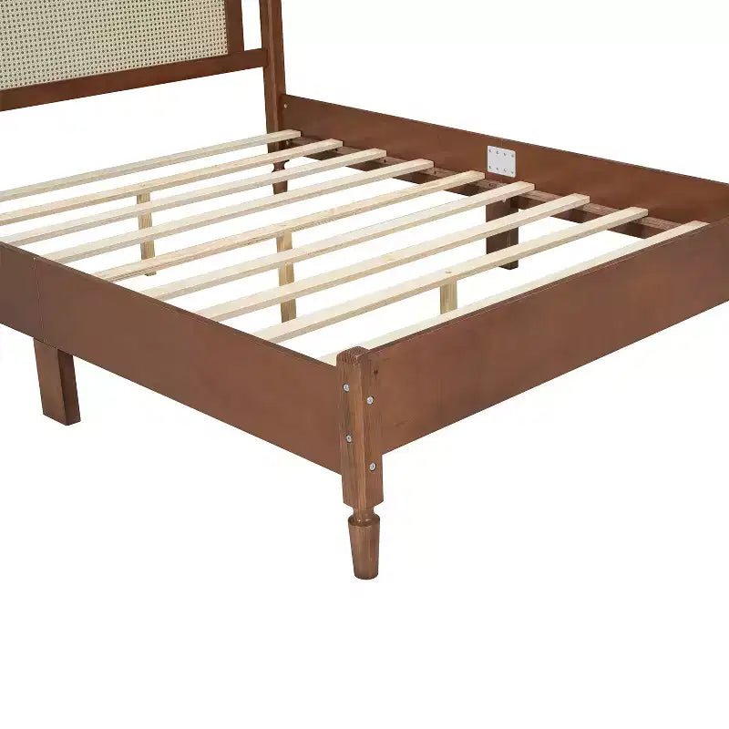 Lit plateforme en bois et rotin, Queen 109 cm (H) x 159,5 cm (L) x 203 cm (P)